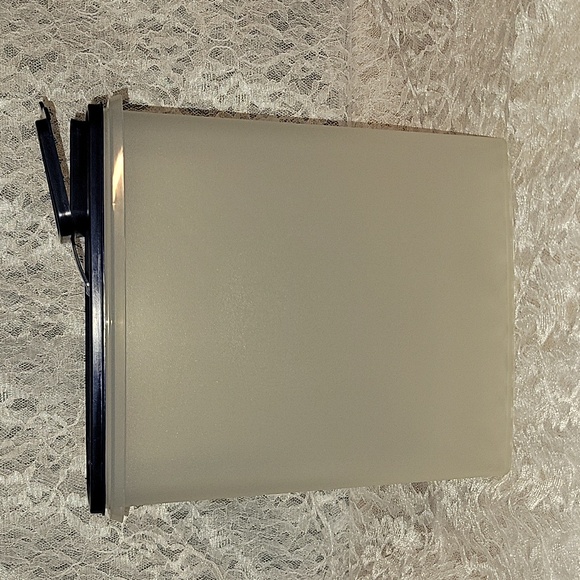 Tupperware: Container - Picture 1 of 8